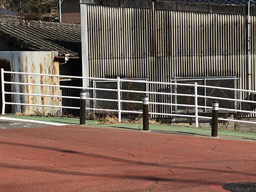子どもの安全を守るポール設置を支援